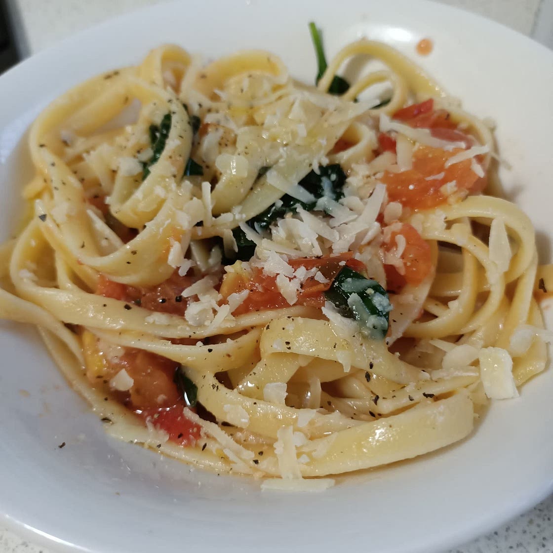 Pasta with Tomatoes and Spinach