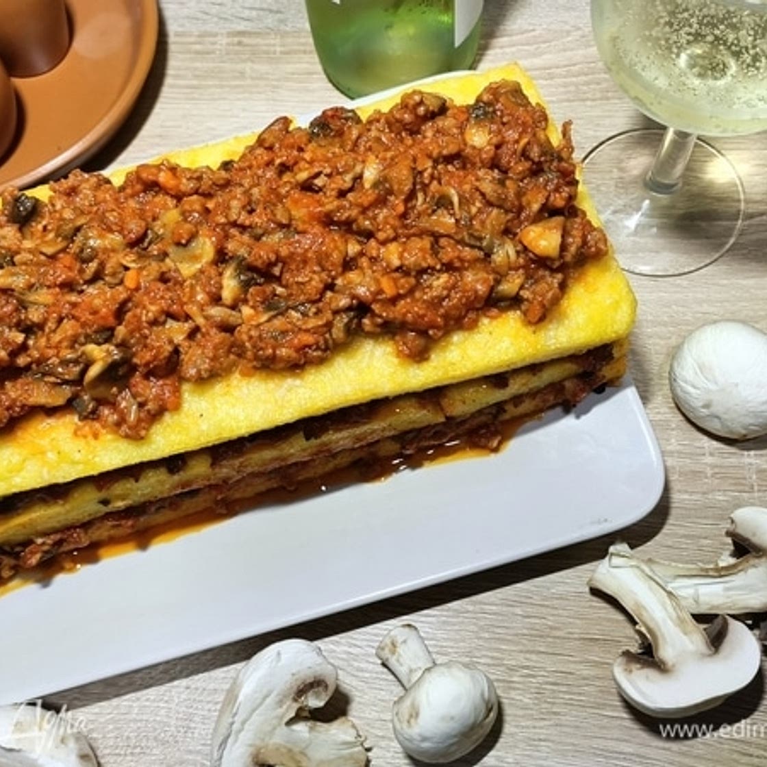 Полента с мясным рагу и грибами
