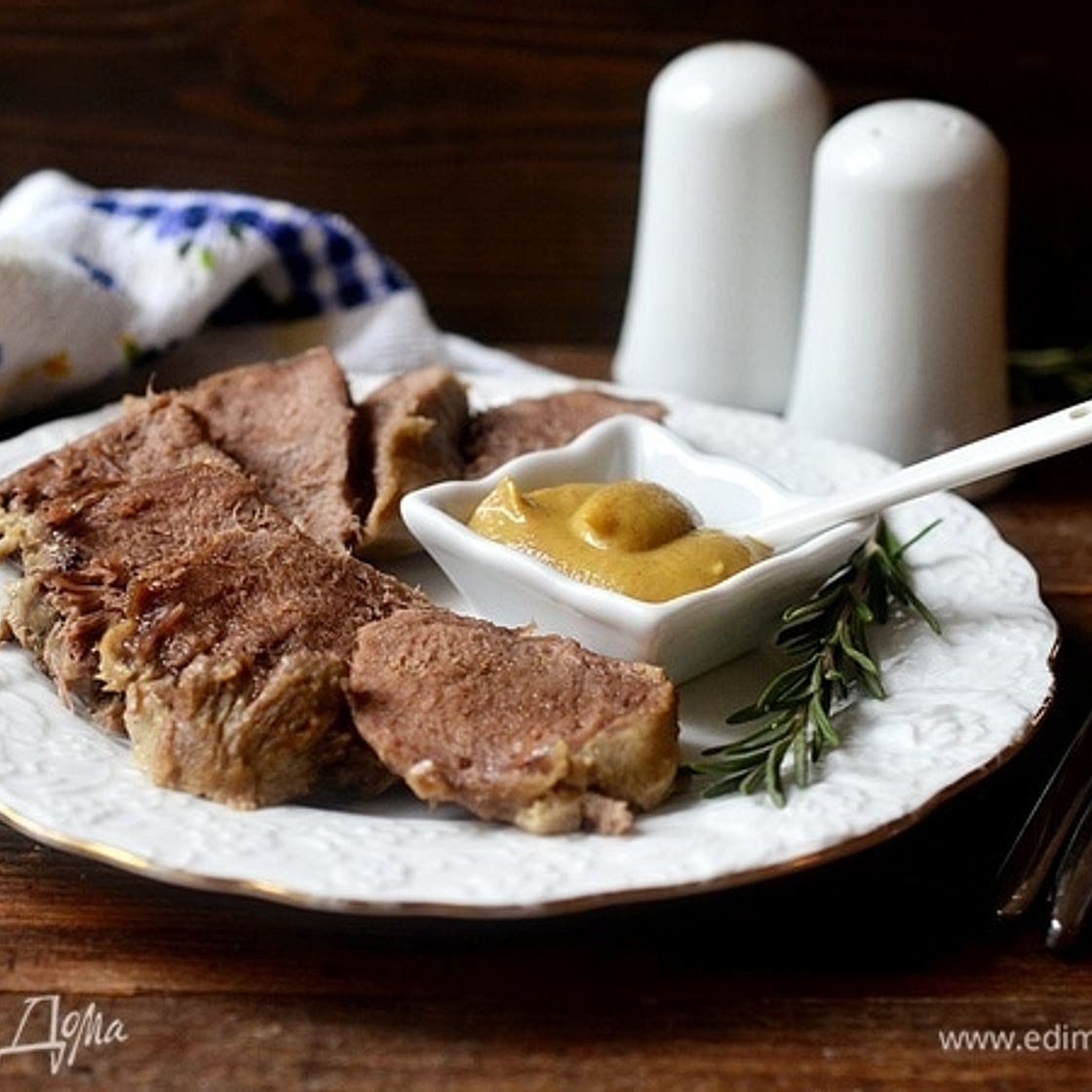 Запеченный язык с розмарином и чесноком