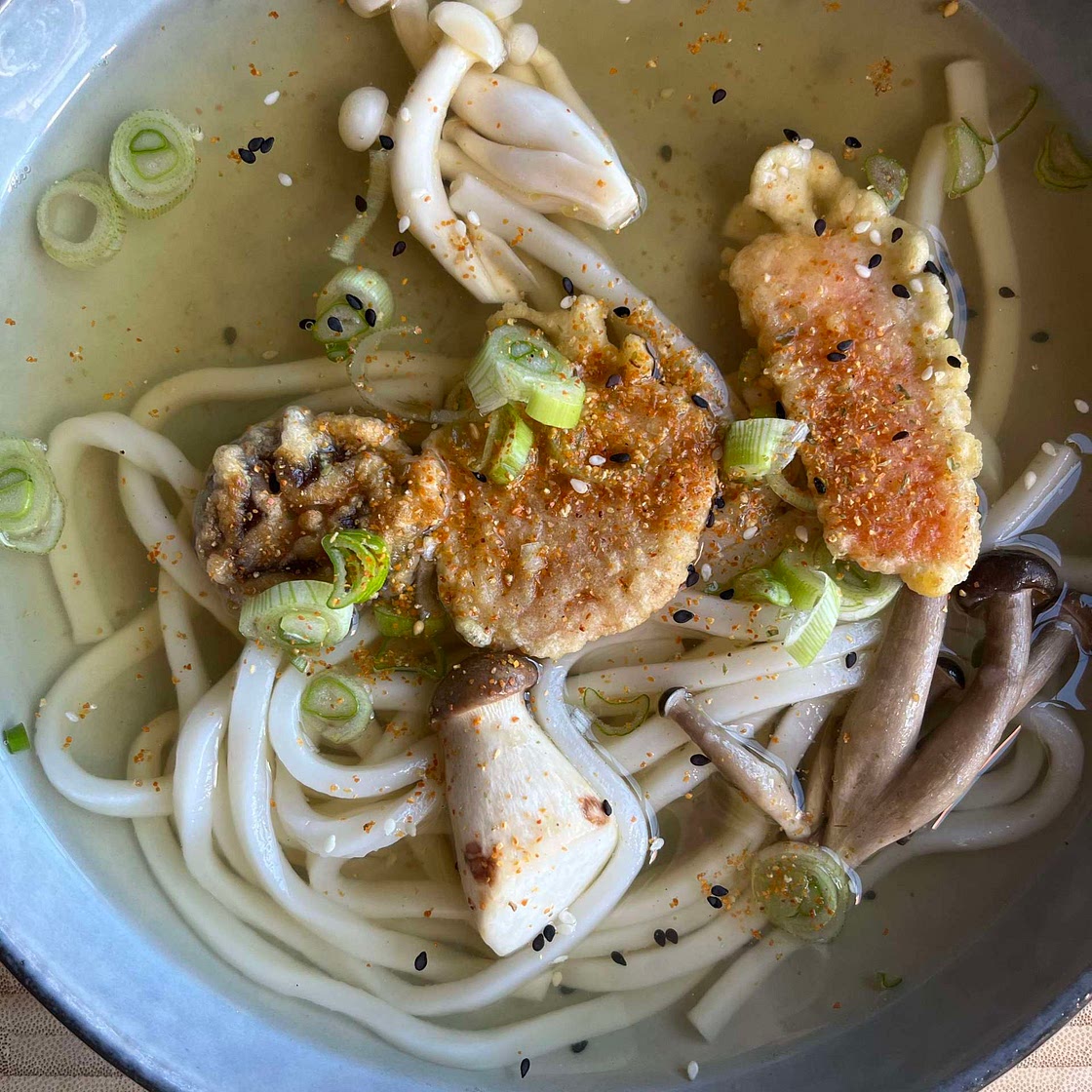 udon con caldo de dashi, setas y tempura de verduras