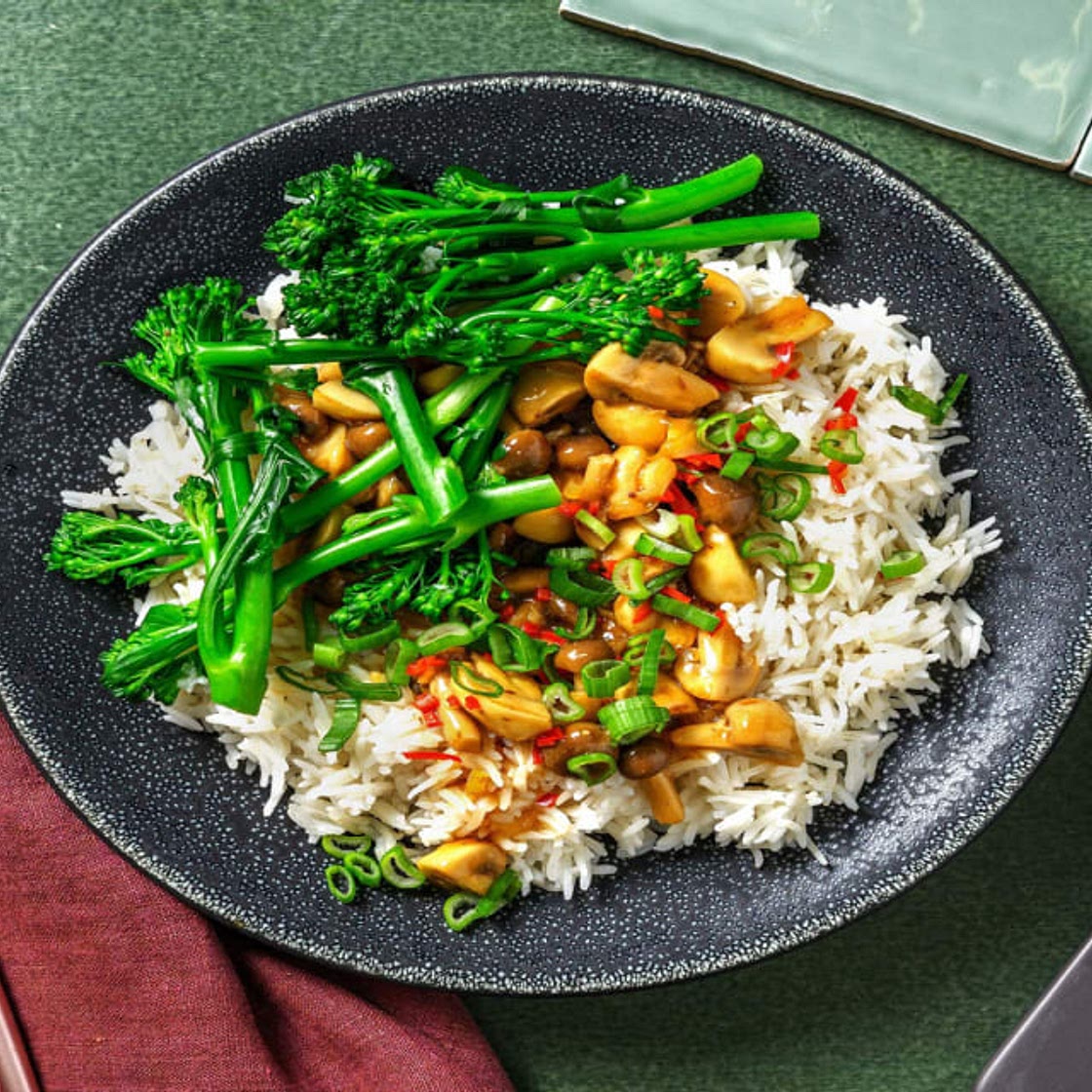 Veganes Donbori! Japanische Bowl mit Pilz-Mix Bei diesem Rezept wird 50% weniger CO2e durch Zutaten & Transport verursacht als bei einem durchschnittlichen HelloFresh Rezept