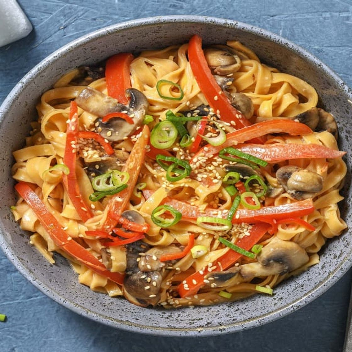Chilinudel-Pfanne mit Zitronengras Bei diesem Rezept wird 50% weniger CO2e durch Zutaten & Transport verursacht als bei einem durchschnittlichen HelloFresh Rezept