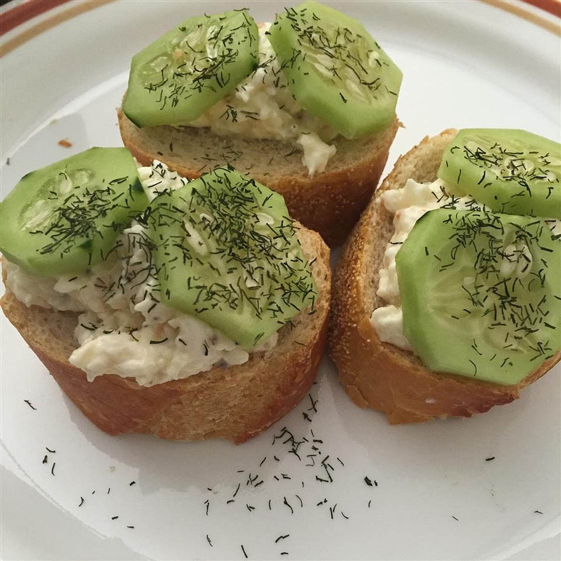 Creamy Dill Cucumber Toasties