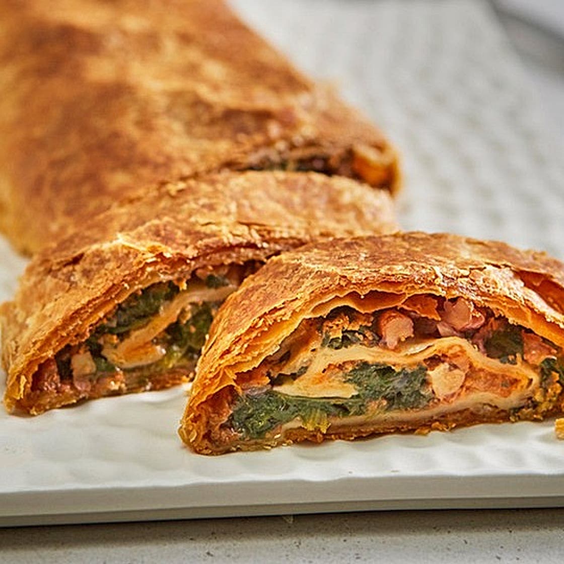 Spinatstrudel mit getrockneten Tomaten und Walnüssen
