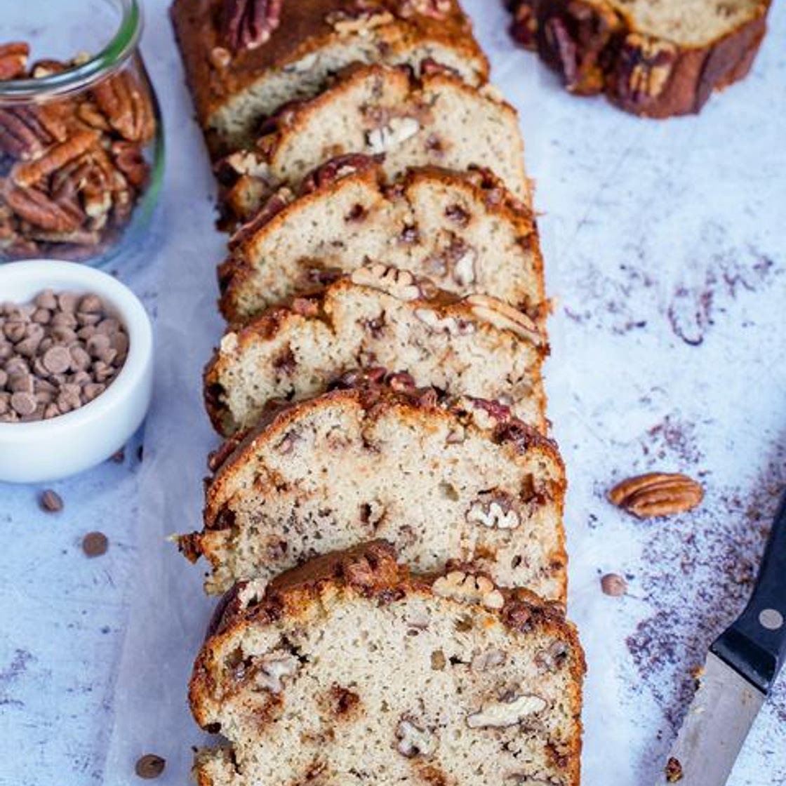 EASY BANANENBROOD MET PECANNOTEN &amp; CHOCOLATE CHIPS🍌 Wat een weer! 🌧 Ik was eigenlijk niet van plan een receptje te posten vandaag maaaaar aangezien dit HET weer is voor een perfecte bakdag dacht ik; let’s drop een beetje bakinspiratie!💥 Bananenbrood