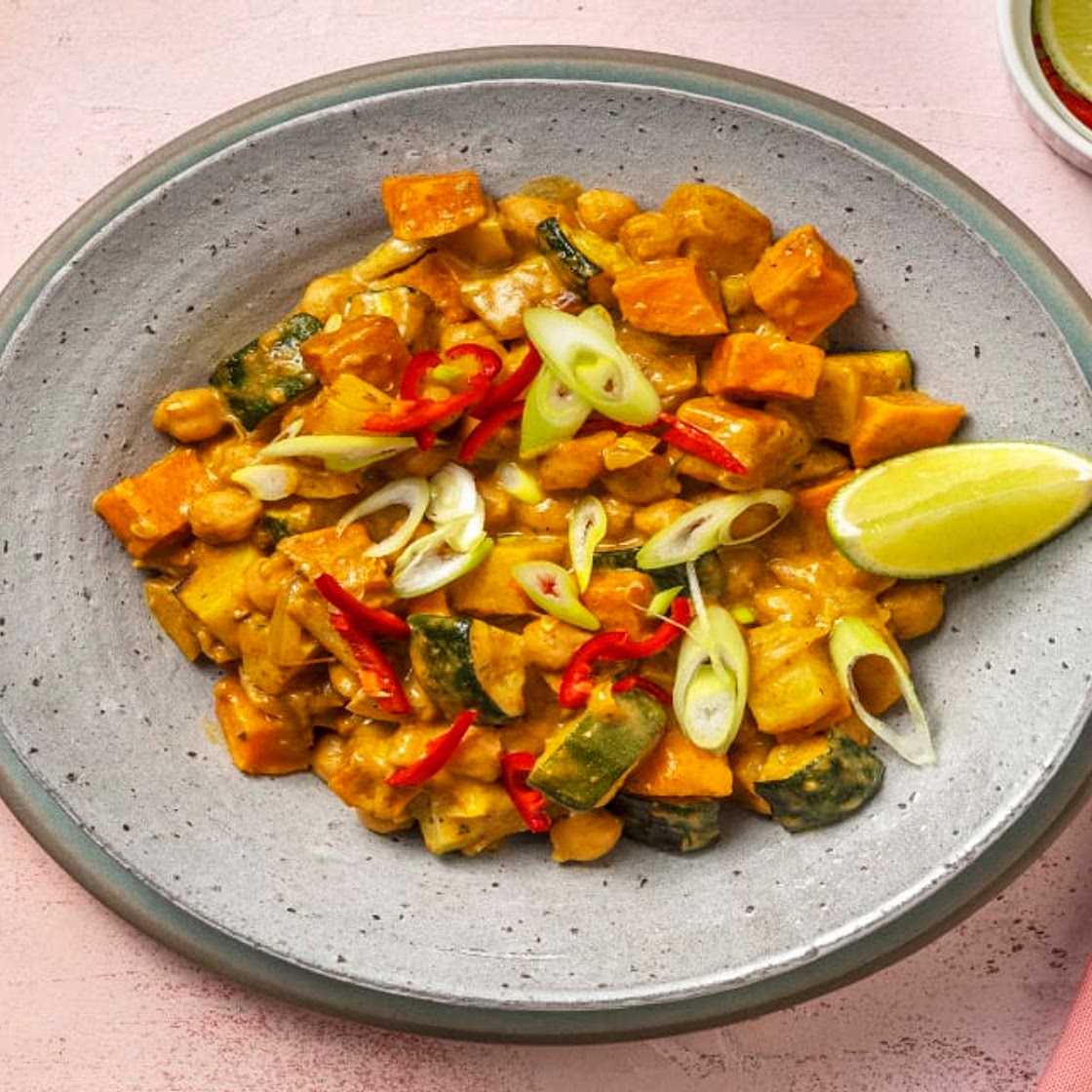 Massaman-Curry mit Erdnuss-Kokos-Soße Bei diesem Gericht wird 50% weniger CO2e durch Zutaten & Transport verursacht als bei einem durchschnittlichen HelloFresh Rezept