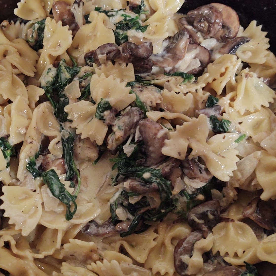 One-Pot Garlic Parmesan Pasta with Spinach and Mushrooms