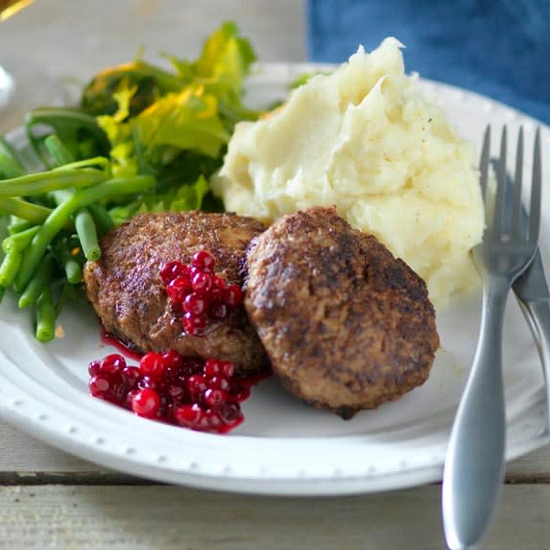 pannbiffar med pottais och sås