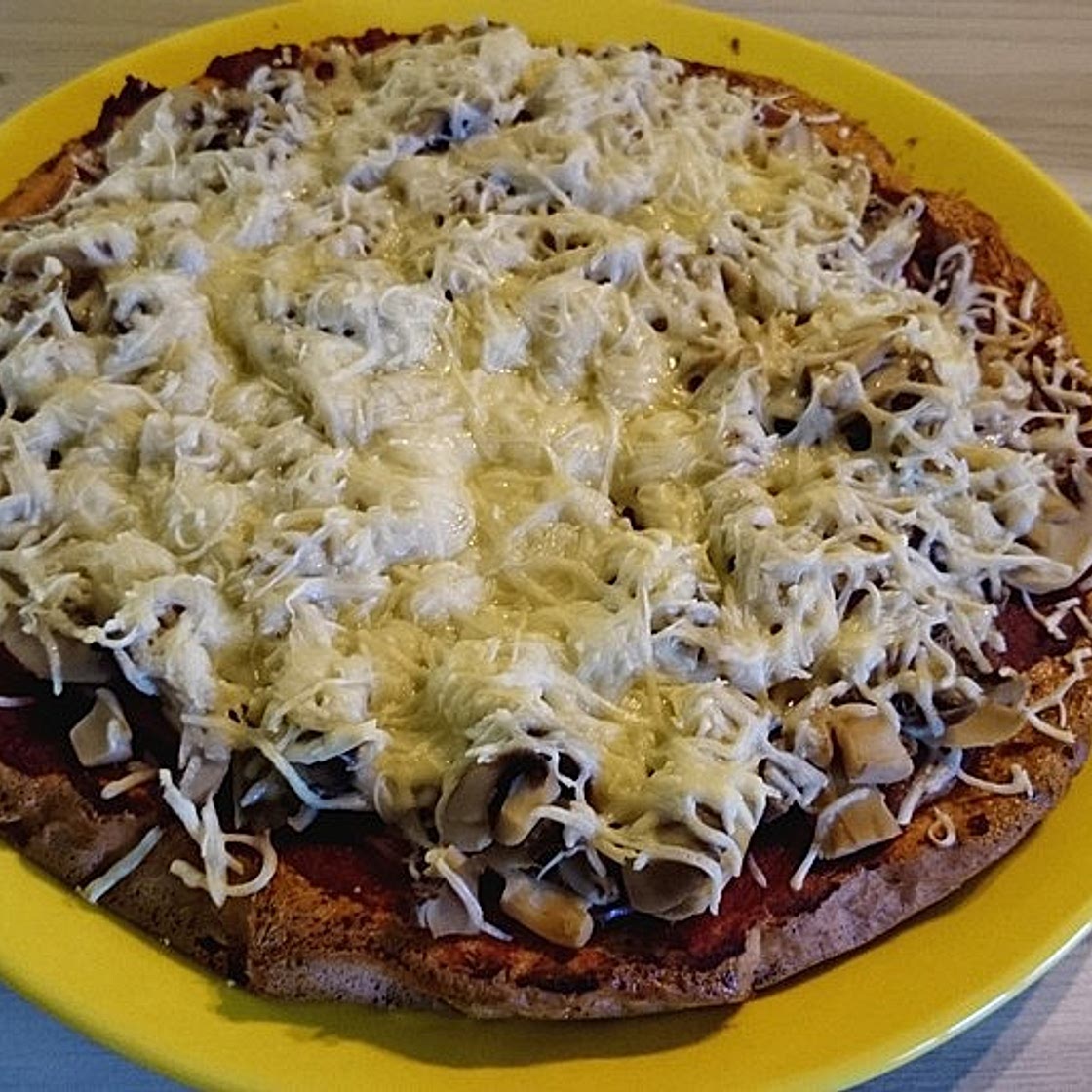 Low Carb Pizza aus Frischkäseteig