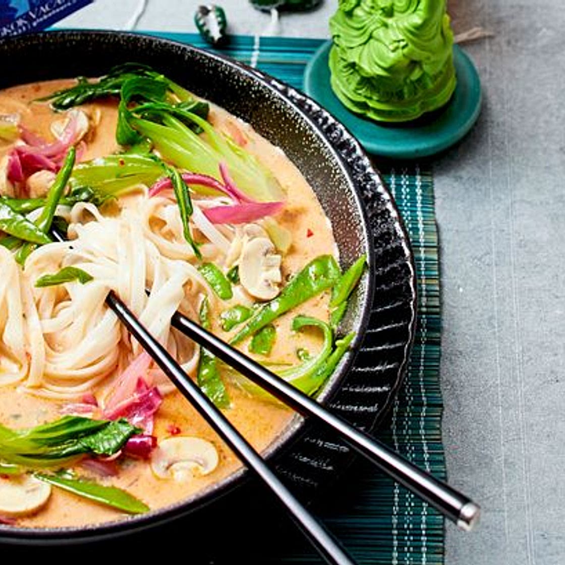 Fernweh-Kokossuppe mit Pak Choi und Reisnudeln