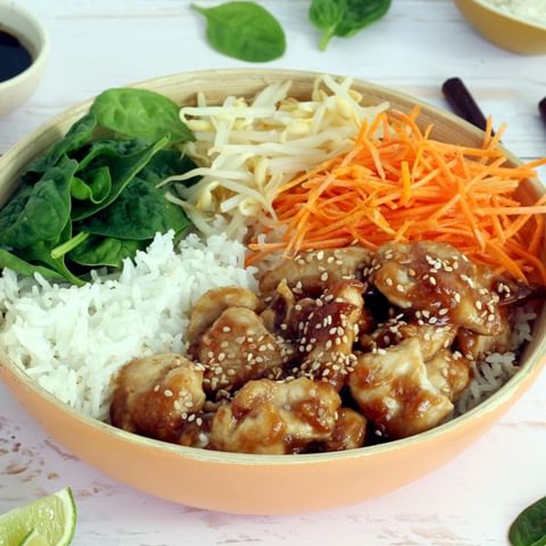 LE plat complet qui nous fait saliver : un poke bowl au poulet teriyaki 🥰 Qui va tester ? La recette 🍃 Ingrédients (pour 4 personnes) : Pour le poke bowl : 200 g de riz long 4 blancs de poulet 120 g de carottes râpées 80 g de pousses d'épinards 100 g de