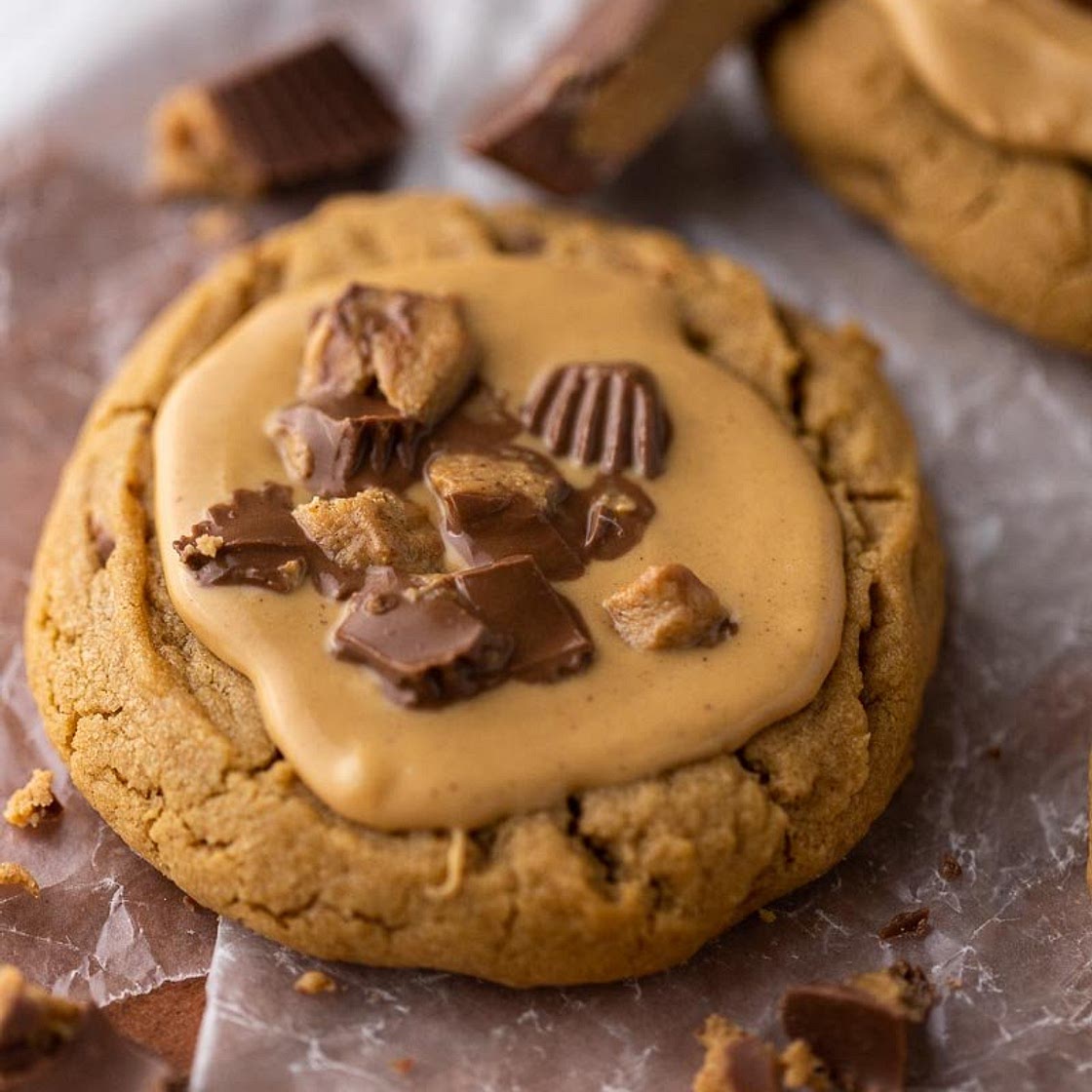 Crumbl 🙀 Reese's Peanutbutter Cup Cookies
