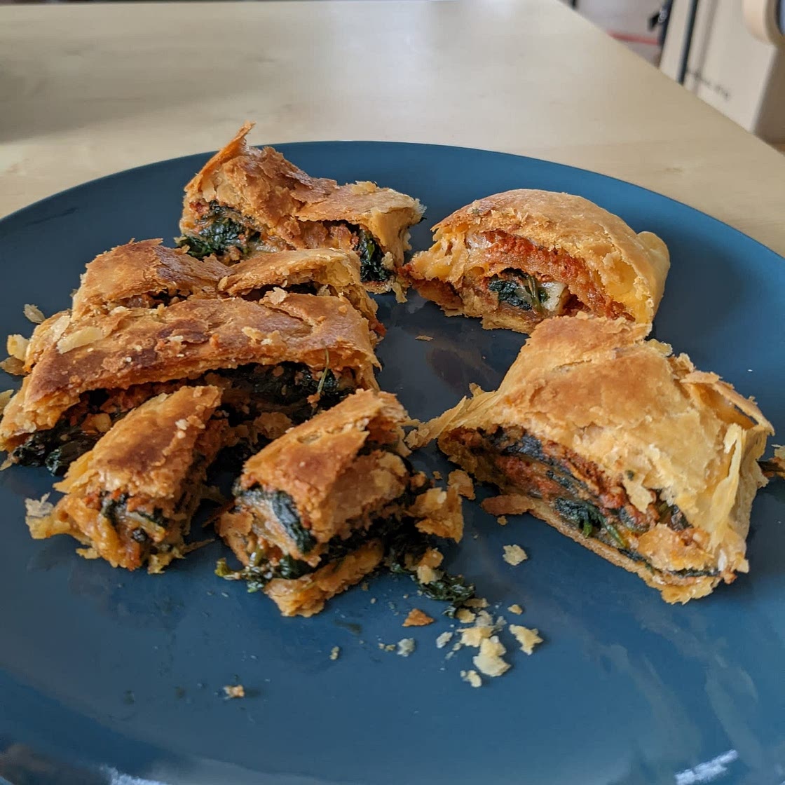 Spinatstrudel mit getrockneten Tomaten und Walnüssen