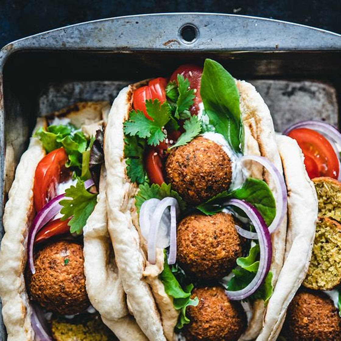 Falafel-Sandwiches mit Hummus und Zitronen-Joghurt-Soße