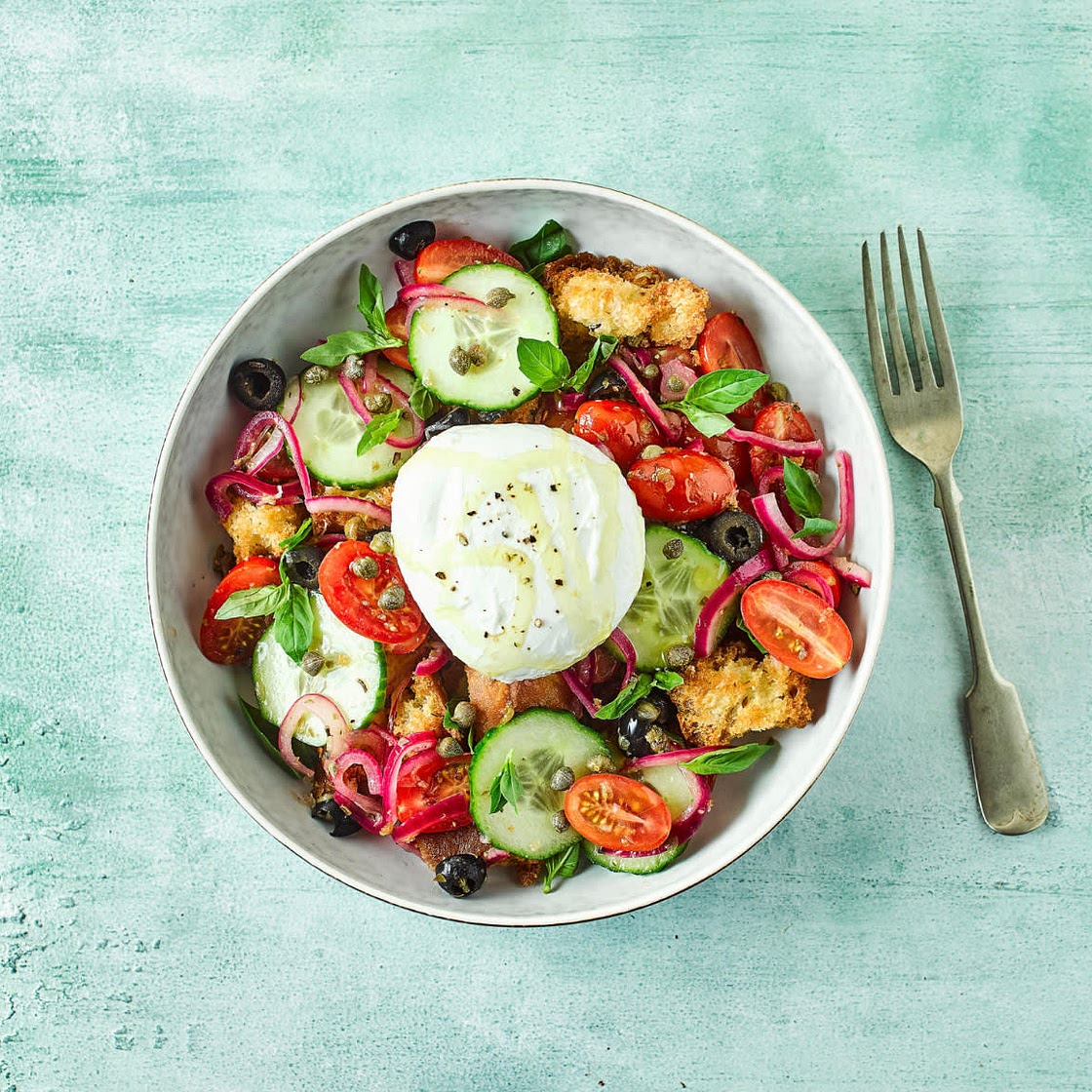 Italian Panzanella Salad With Mozzarella