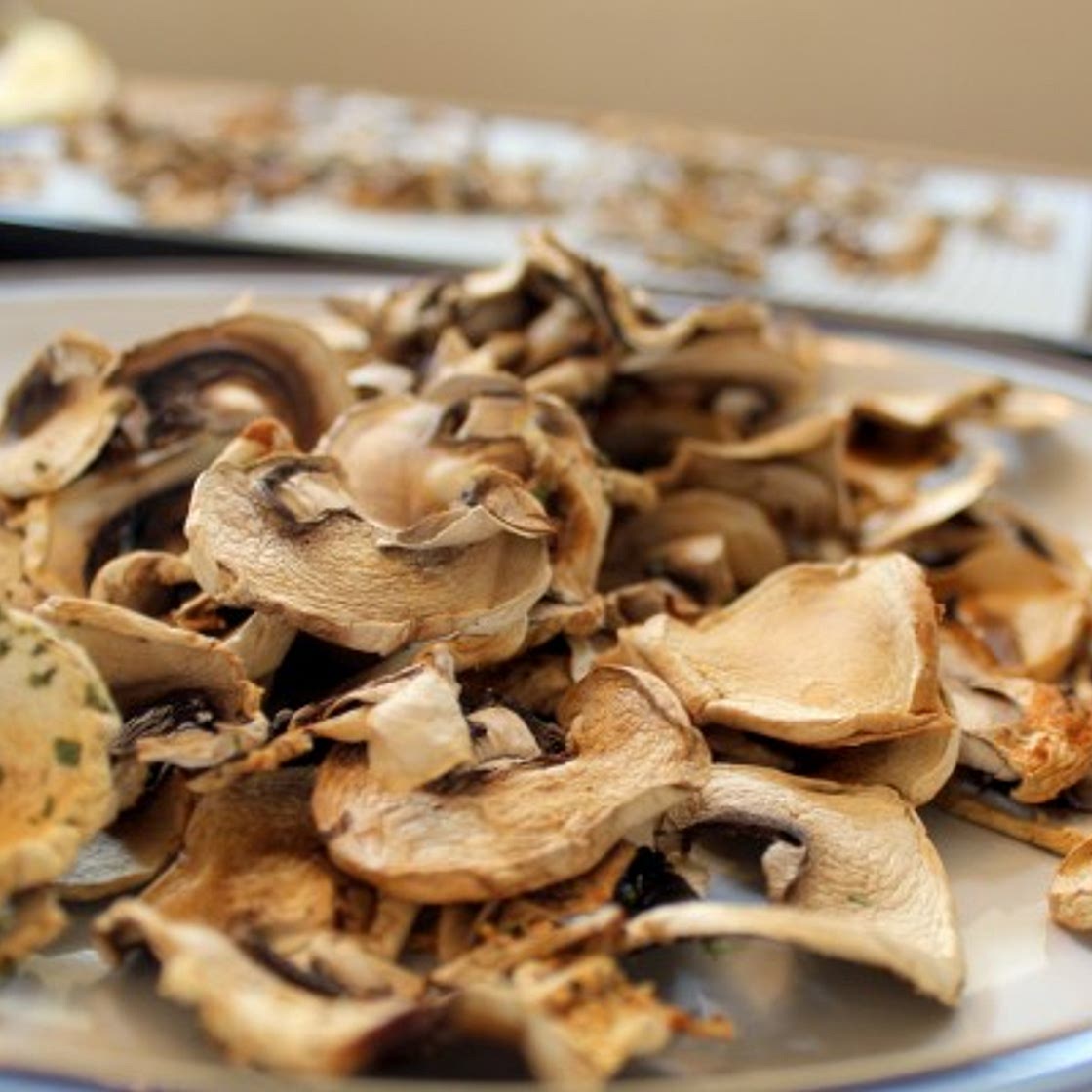Fast Delicious Mushroom Chips Seasoned with Lemon and Garlic - Made in the Dehydrator ⋆ Health, Home, & Happiness