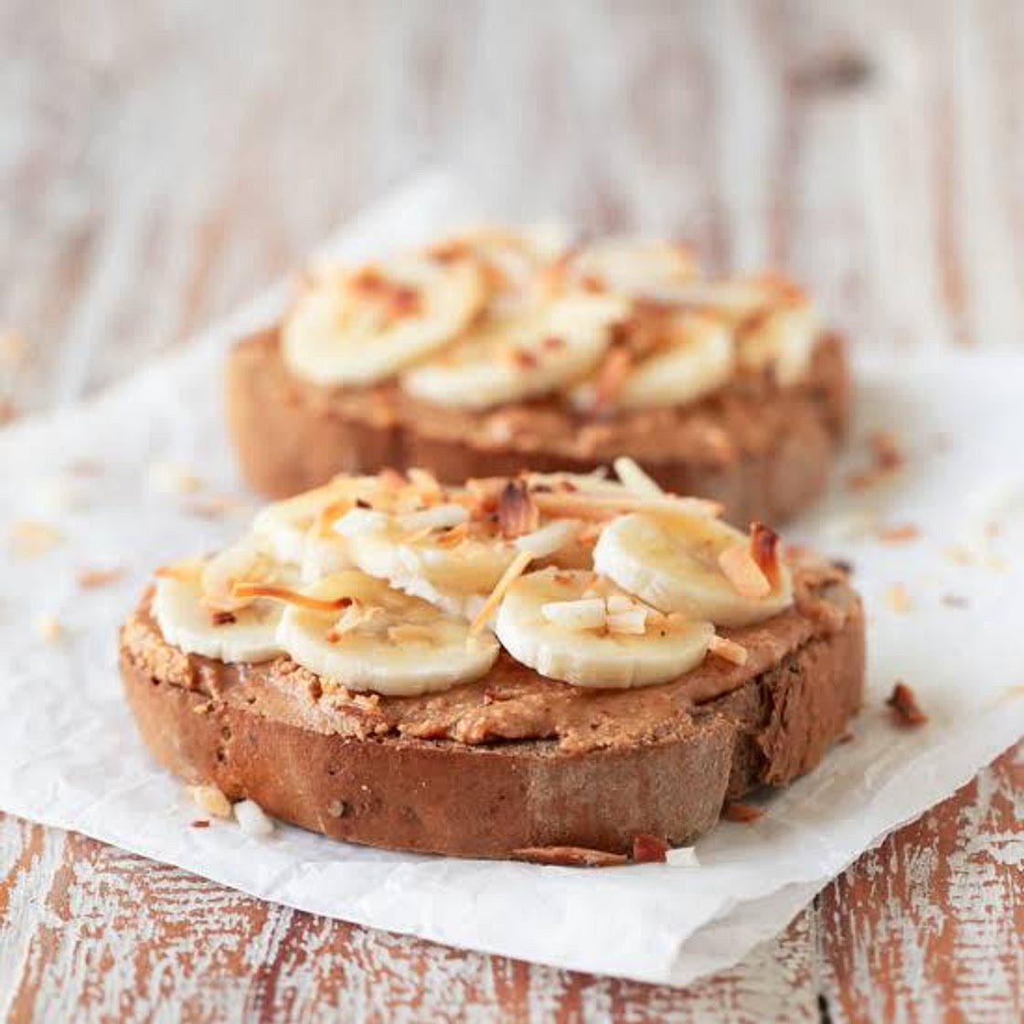 Pan tostado con mantequilla de cacahuete y Plátano