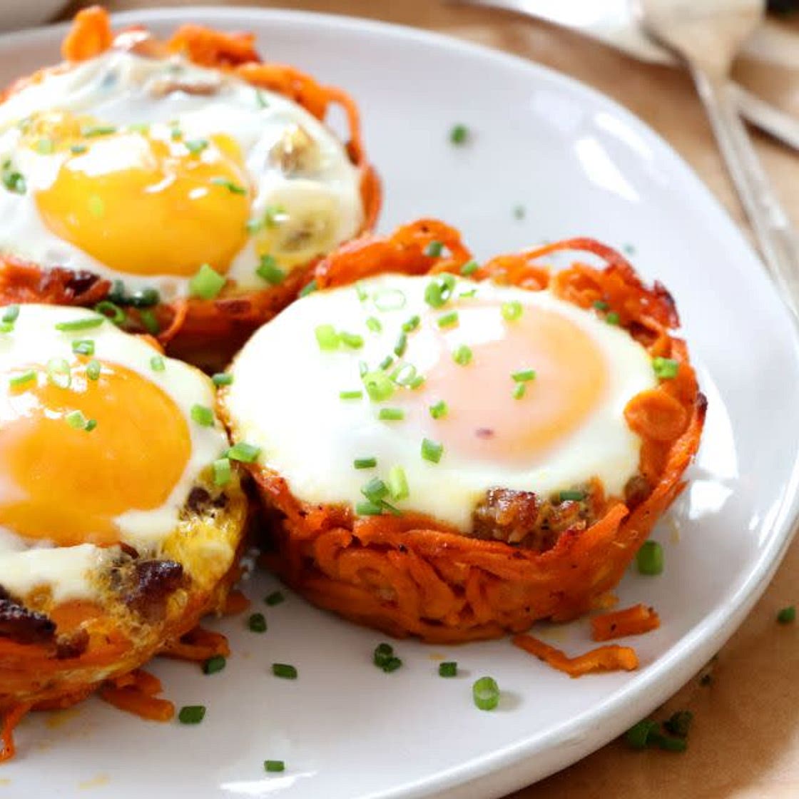 Nids de patate douce et œufs