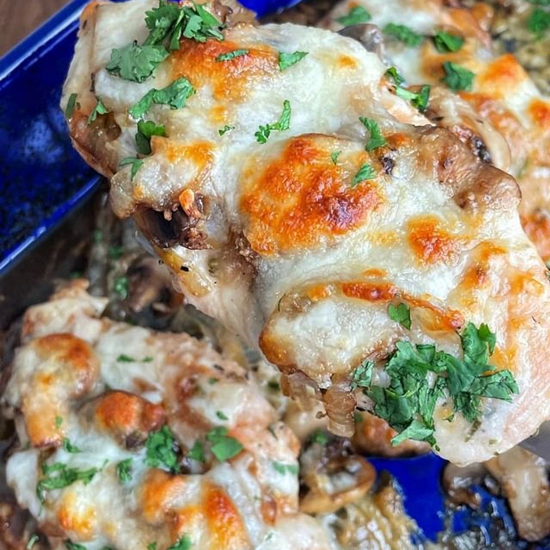 This Cheesy mushroom chicken is a delicious 30 minute dinner idea your gonna love! 1 teaspoon salt 1 teaspoon garlic powder 1 teaspoon Italian seasoning 1/4 teaspoon black pepper 2 tsp olive oil 1 1/2 pounds thin chicken breast For the mushroom 1 onion sli
