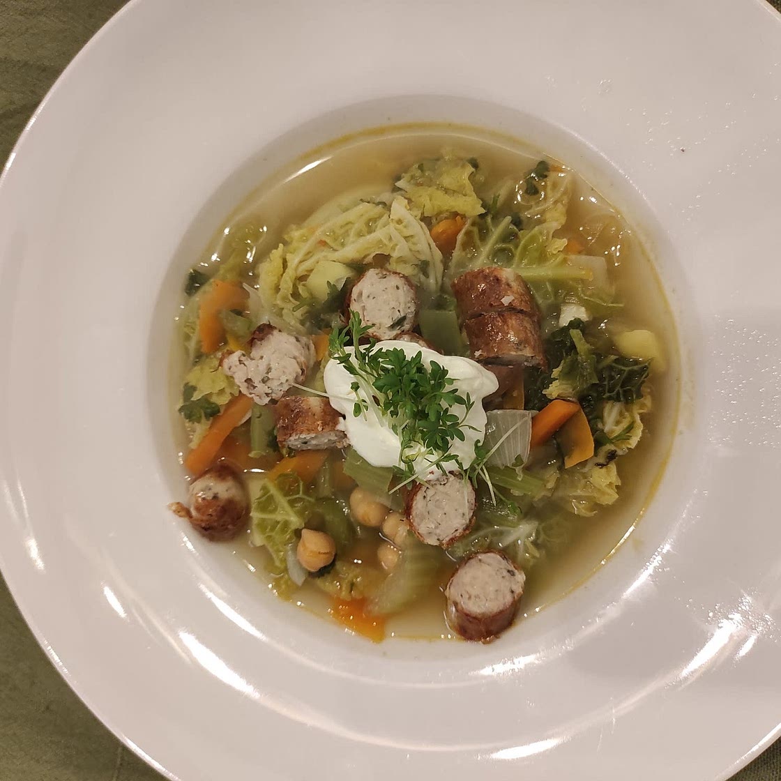 Scharfer Wirsingeintopf mit Kichererbsen und vegetarischer Bratwurst