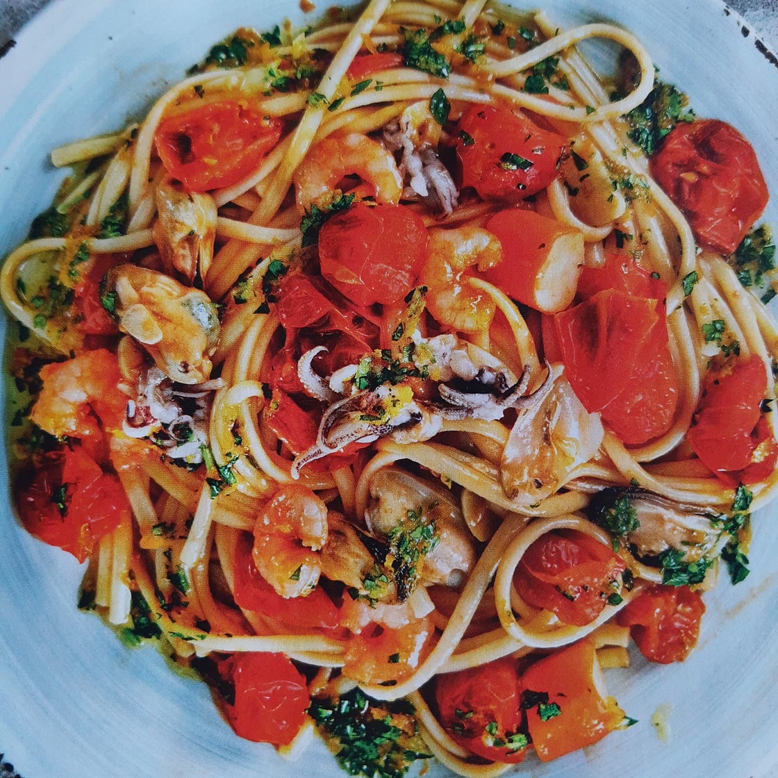 Linguine met zeevruchten kerstomaatjes & gremolata