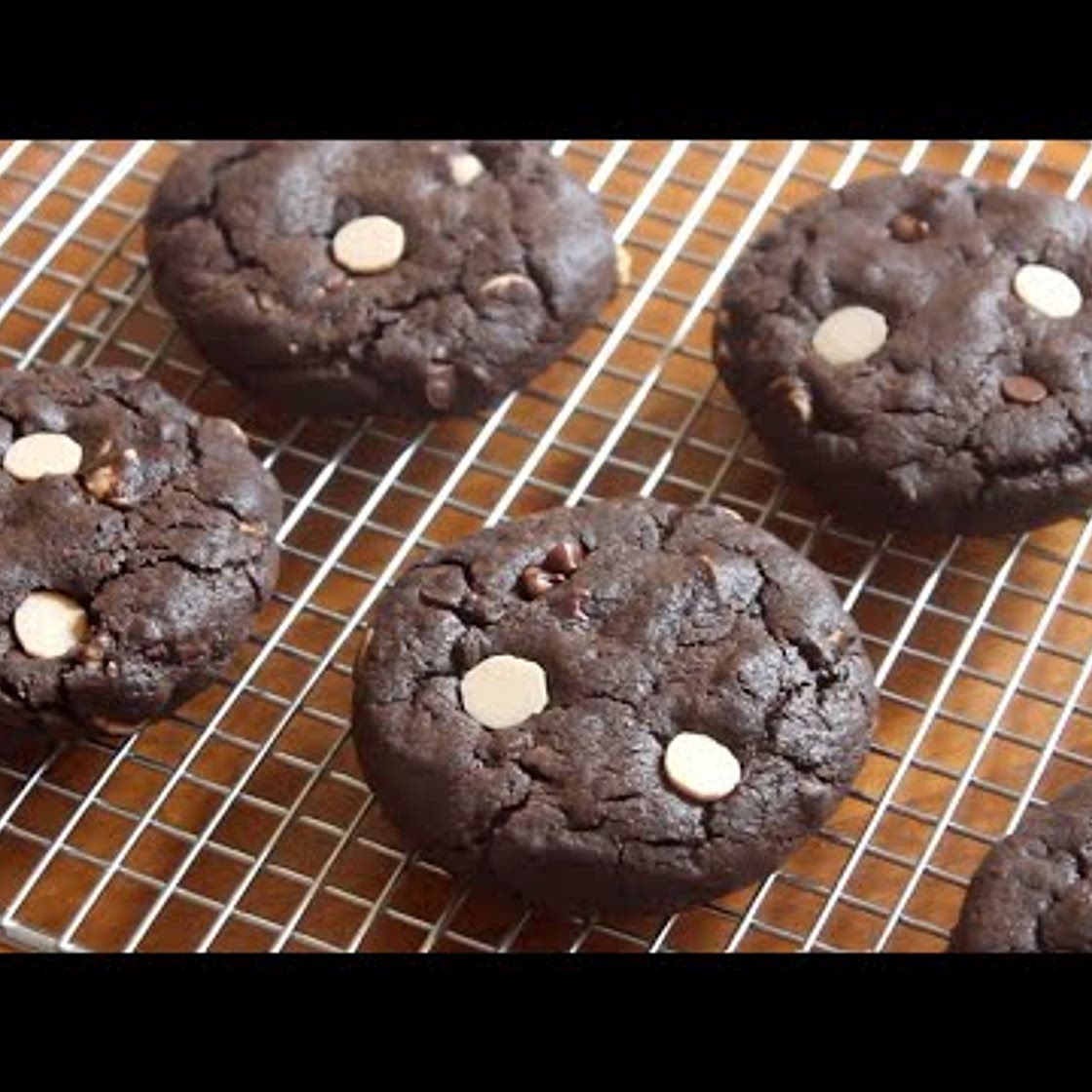 🍫 Chocoholics look here!!! Three different chocolates are in these cookies 😯