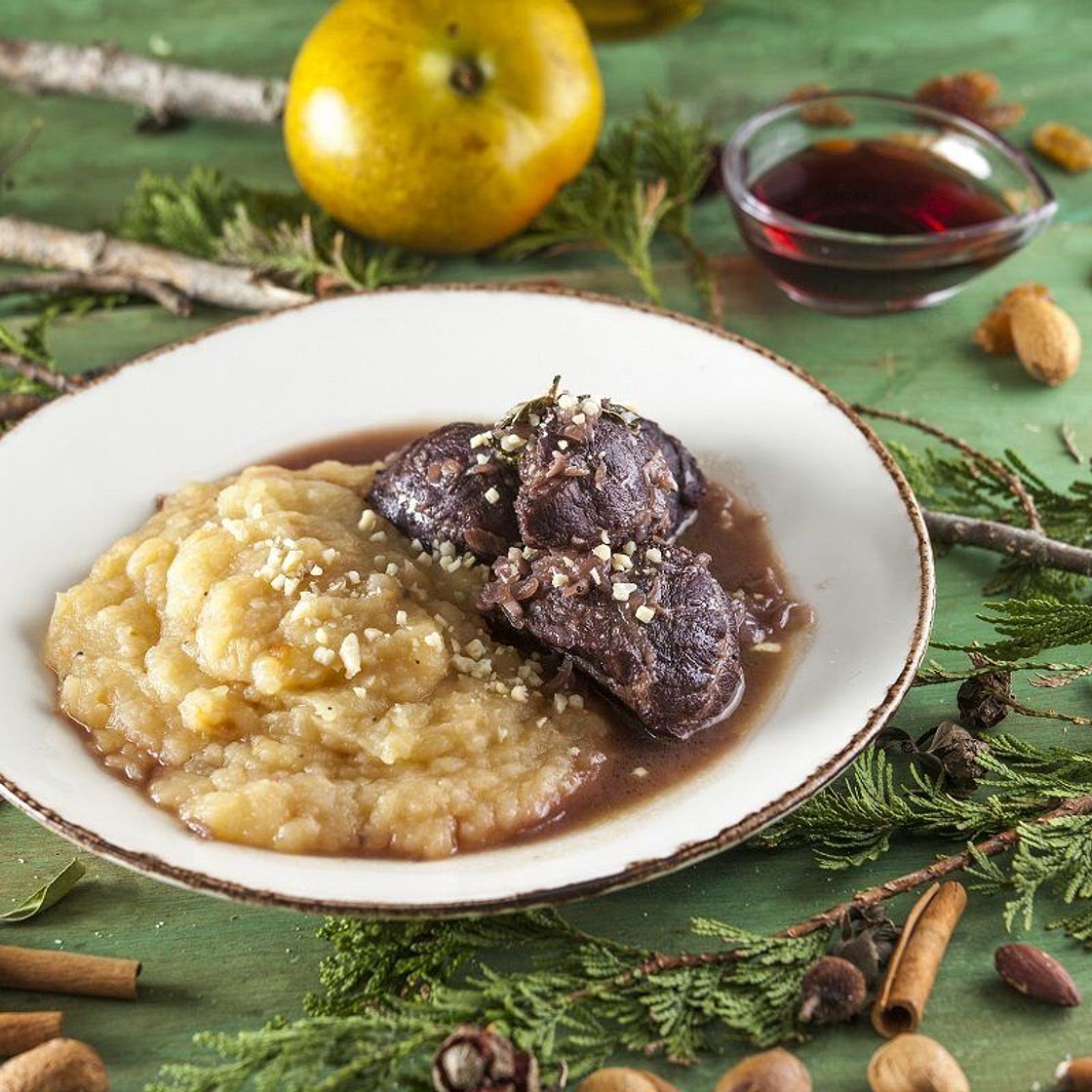 Bochechas de porco com puré de maçã reineta