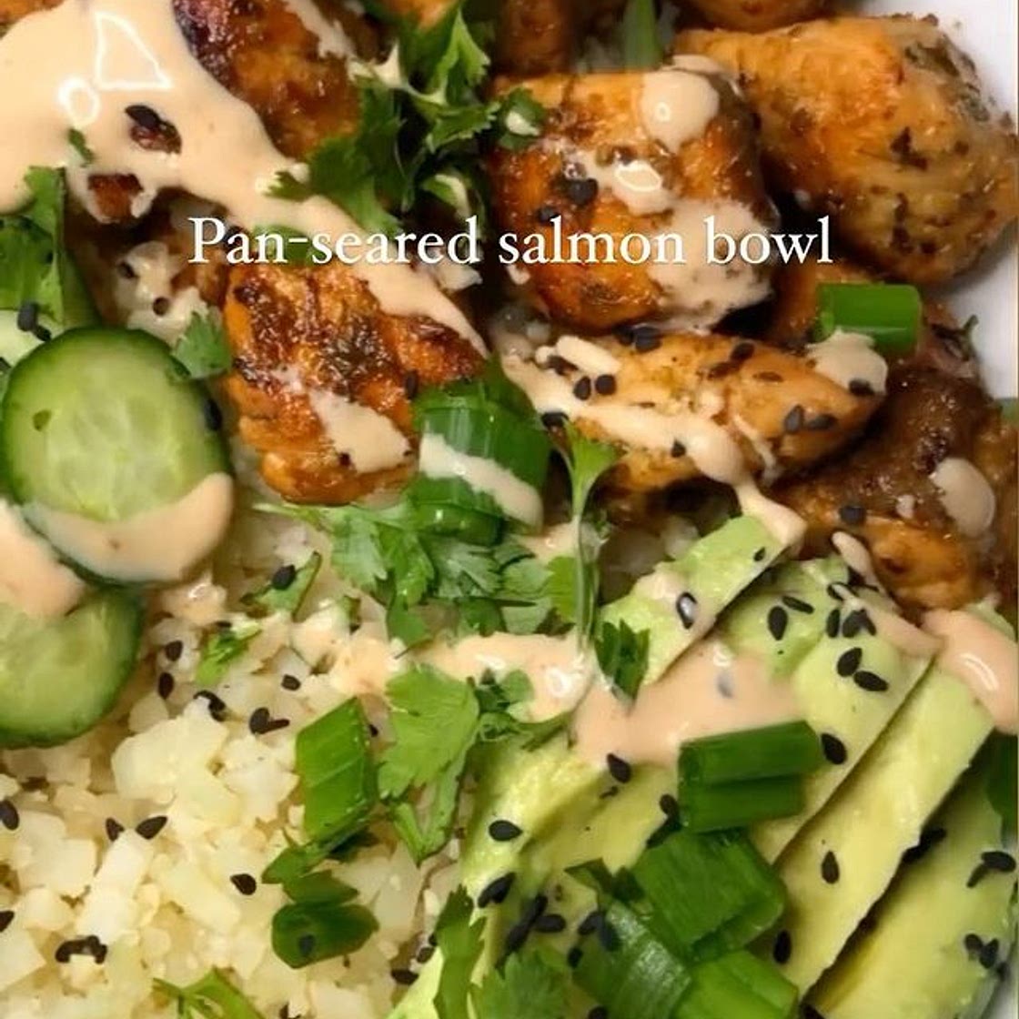 Pan-seared salmon bowls with cauliflower rice &amp; spicy mayo ⏩