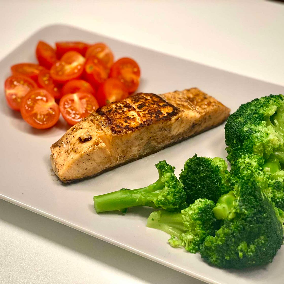 Simple Salmon with Broccoli and Cherry Tomatoes