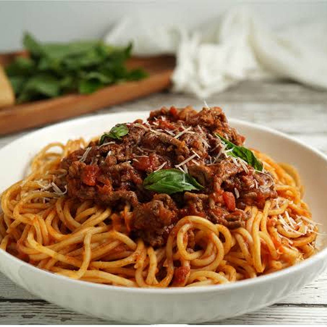 Tallarín rojo con carne molida