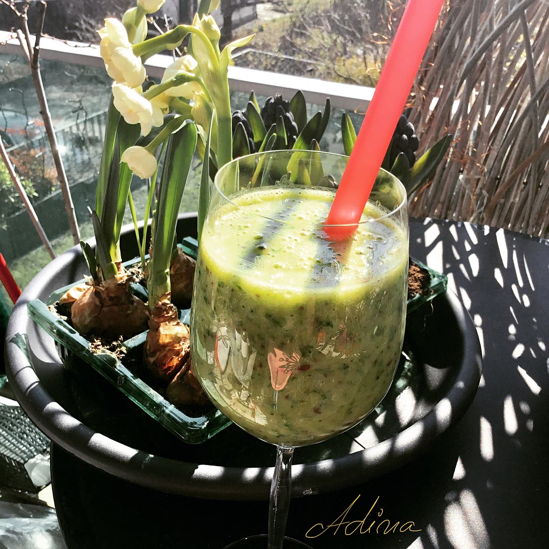 Green Smoothie - Kale, Banana, Pineapple, Ginger, Chia & Flax seeds
