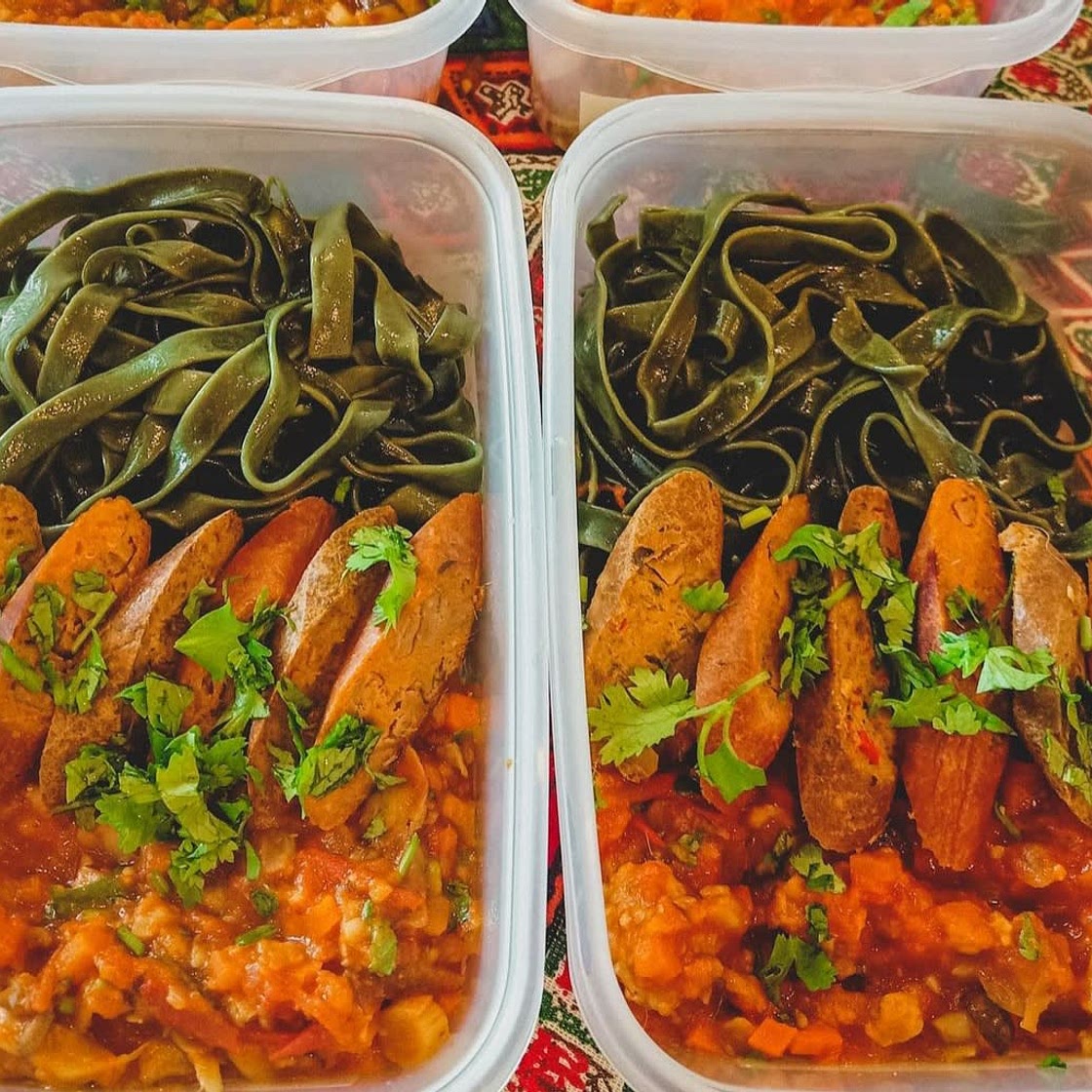 Phuket Spirulina Penne with Nam Prik Ong Sauce, Broccoli & Asparagus