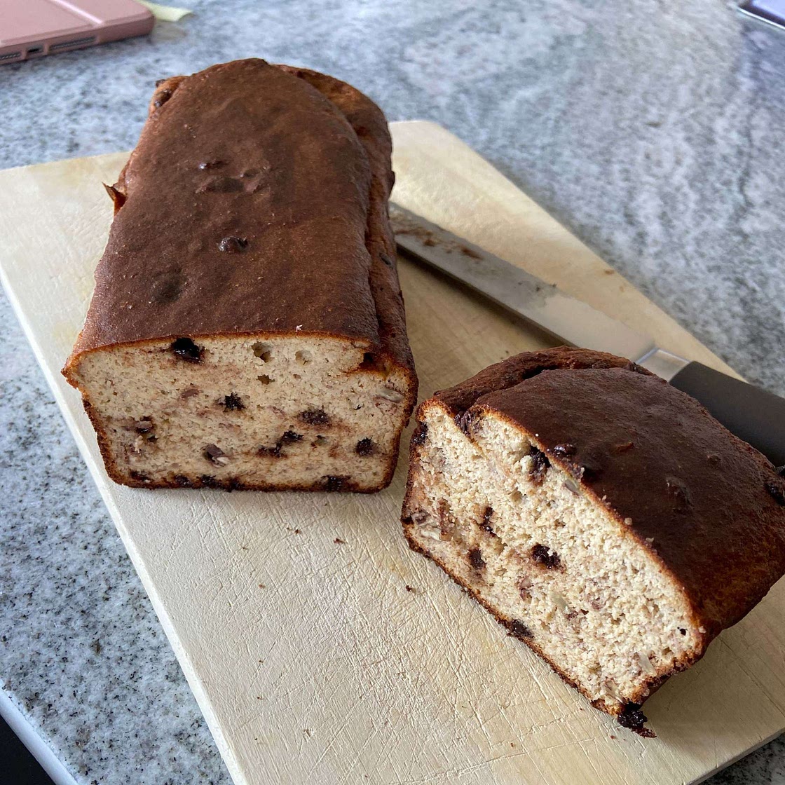 EASY BANANENBROOD MET PECANNOTEN &amp; CHOCOLATE CHIPS🍌 Wat een weer! 🌧 Ik was eigenlijk niet van plan een receptje te posten vandaag maaaaar aangezien dit HET weer is voor een perfecte bakdag dacht ik; let’s drop een beetje bakinspiratie!💥 Bananenbrood