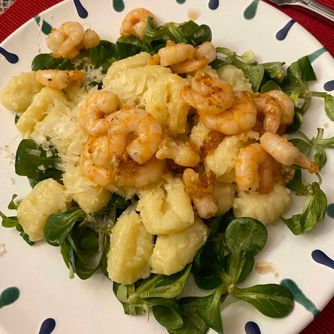 sehr schnell und lecker: Gebratene Garnelen mit Gnocchi und Rucola