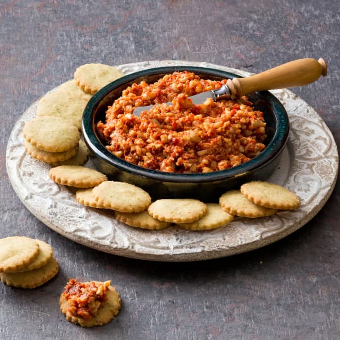 Capsicum and sun-dried tomato dip