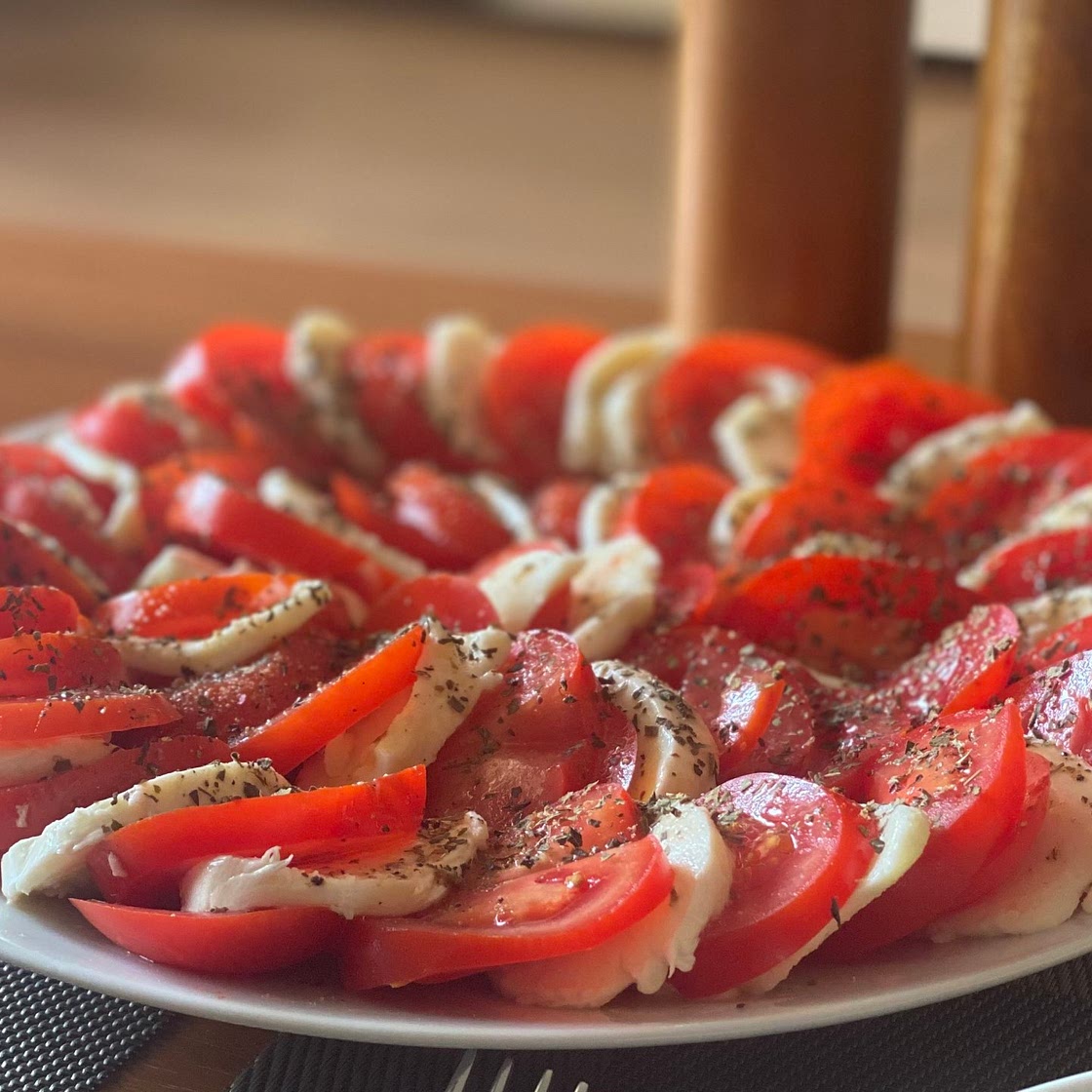 Caprese Salad (mozzarela, tomato, basil)
