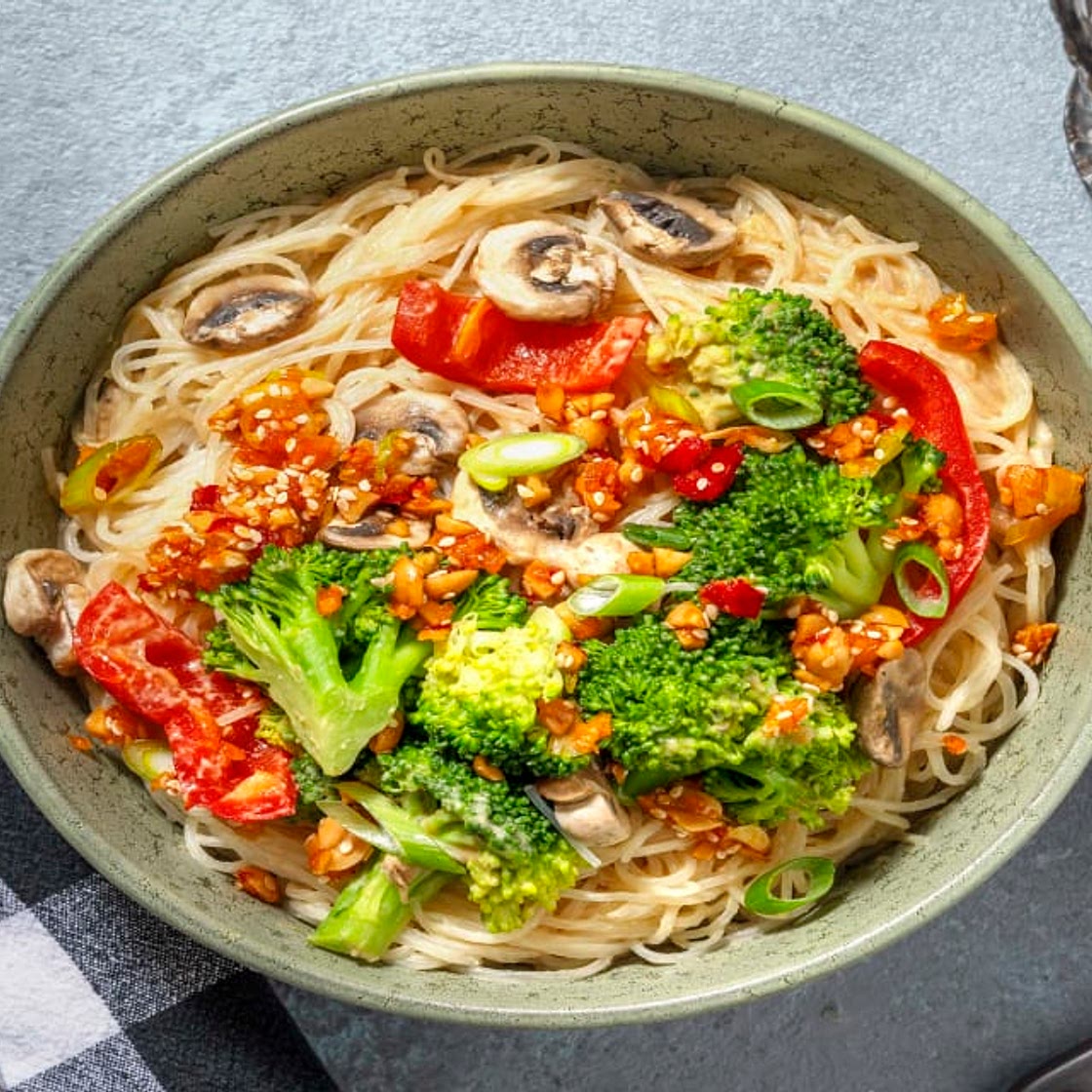 Glasnudeln in Miso-Erdnuss-Soße mit Knusper-Sesam Bei diesem Gericht wird 50% weniger CO2e durch Zutaten & Transport verursacht als bei einem durchschnittlichen HelloFresh Rezept
