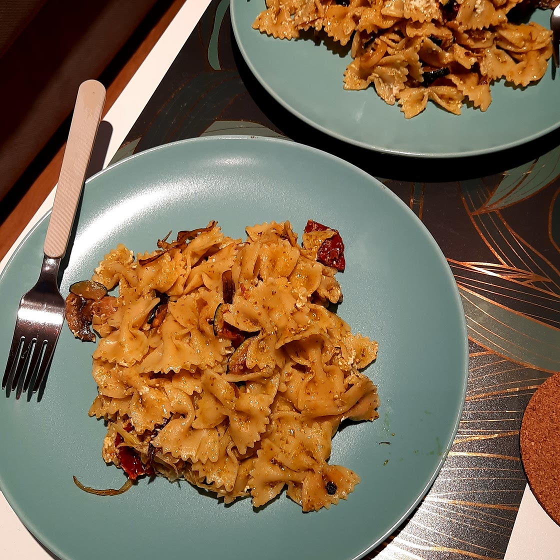 Makaron z pesto, warzywkami i fetą