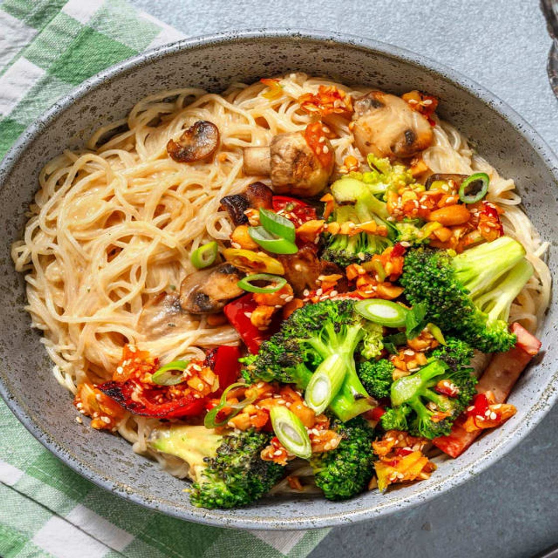 Glasnudeln in Miso-Erdnuss-Soße mit Knusper-Sesam