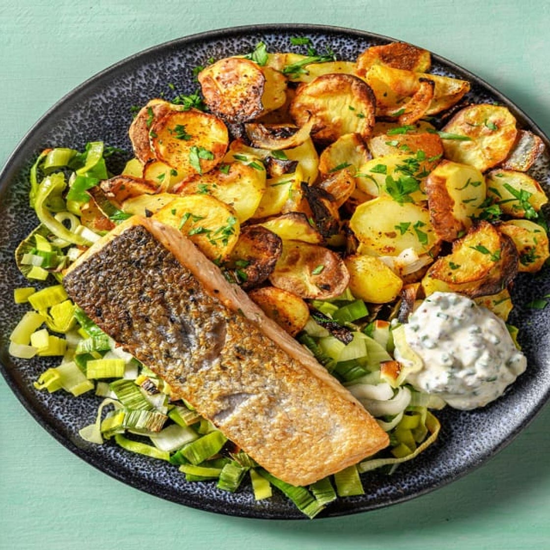 Gebratener Lachs auf Lauchgemüse mit Blechkartoffeln und Schnittlauch-Senf-Dip