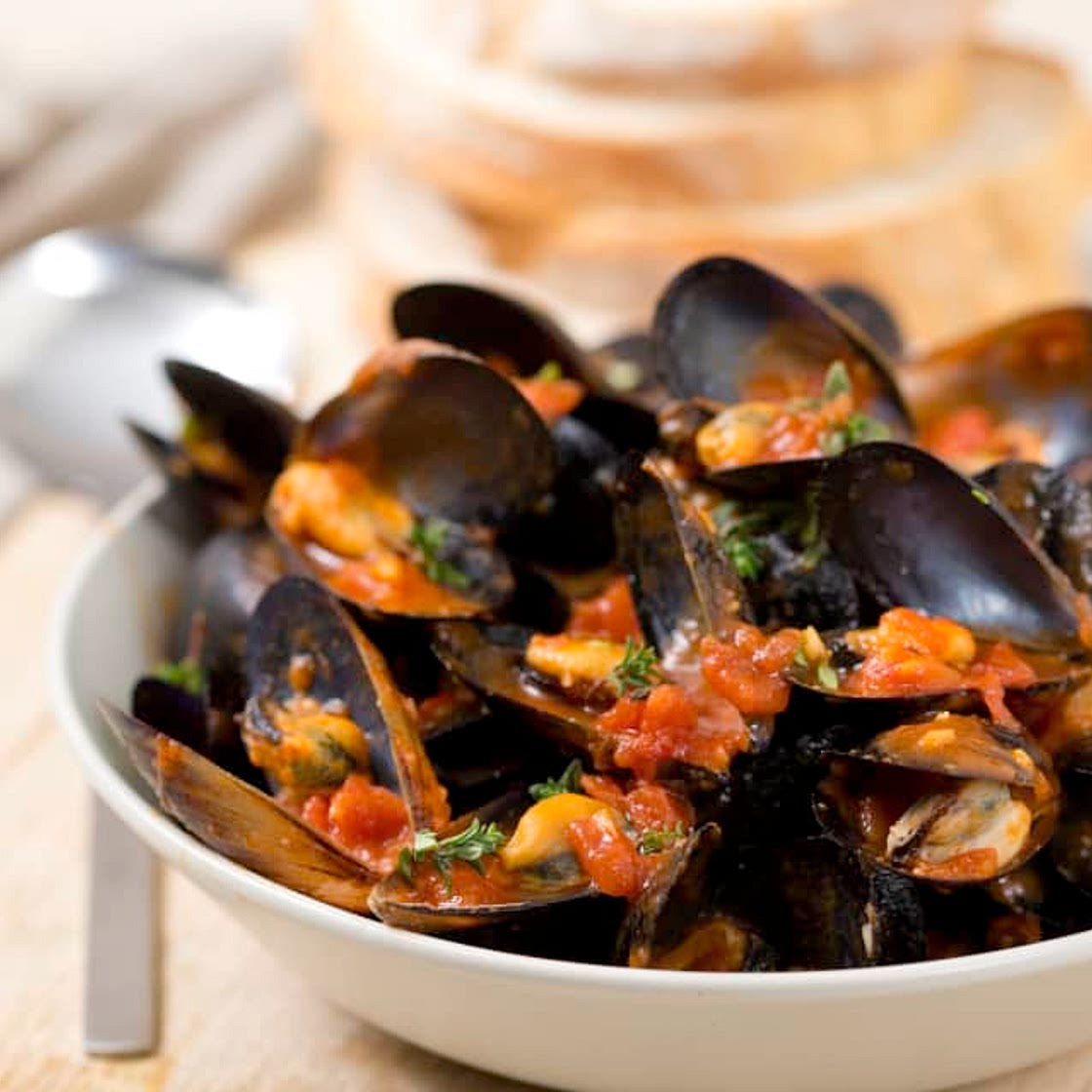 Chilli mussels with thyme and tomatoes