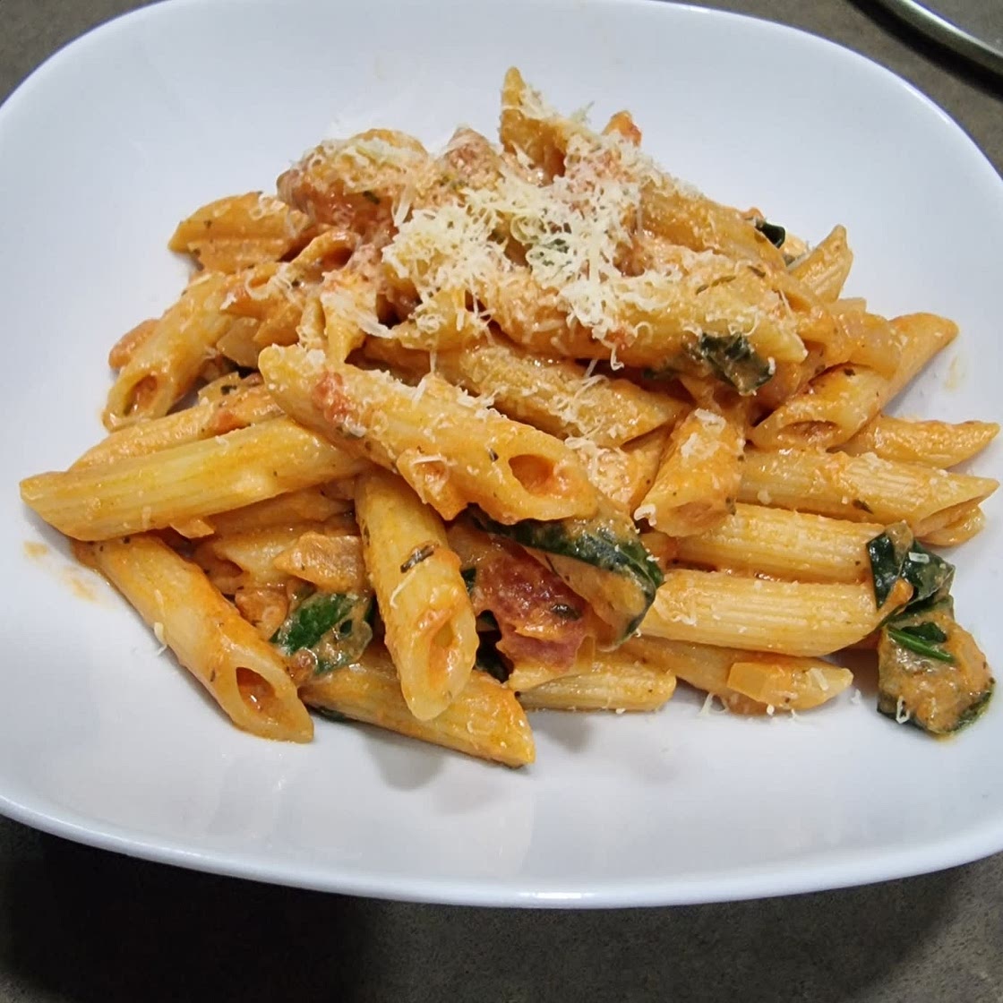 CREAMY TOMATO AND SPINACH PASTA