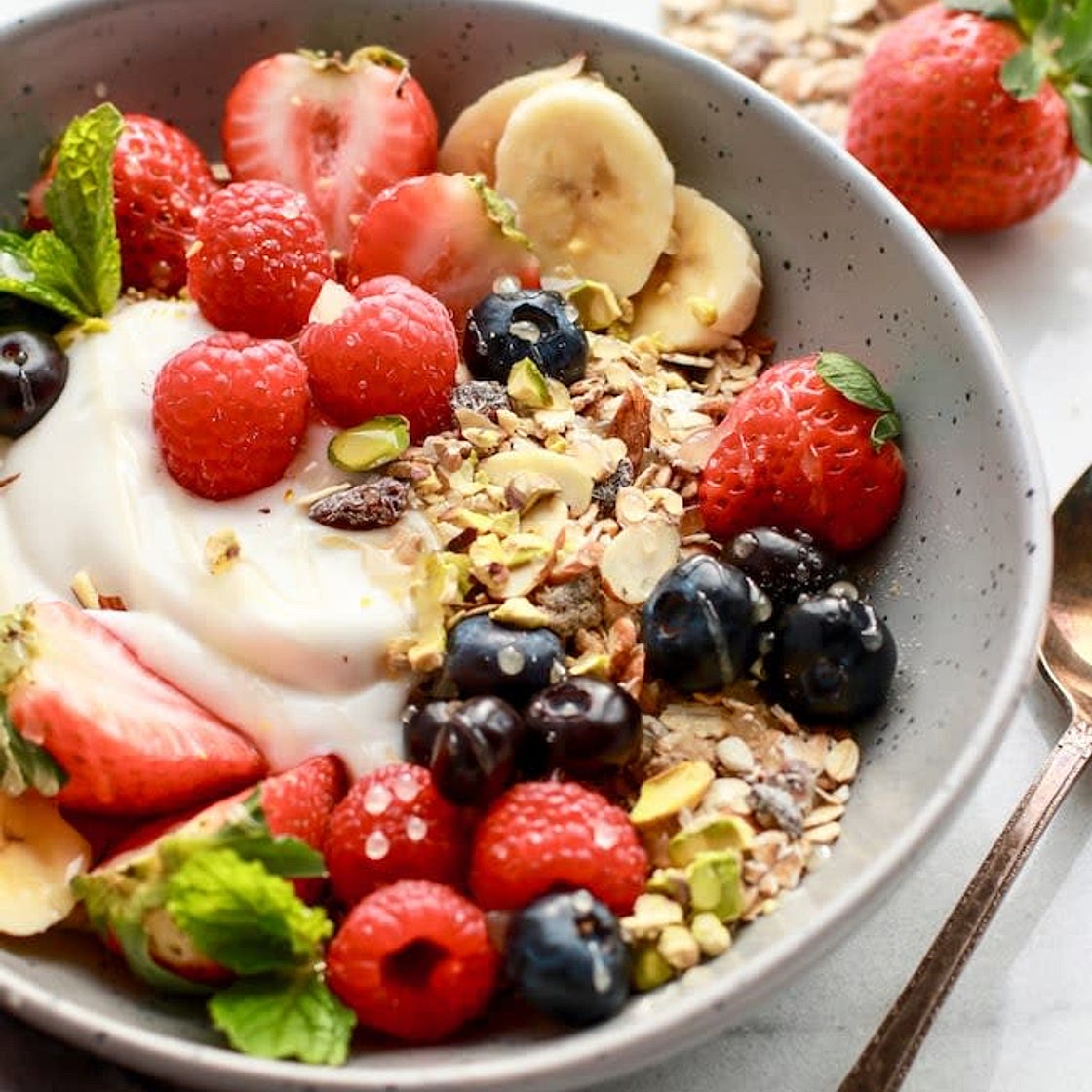Muesli with yogurt and fruit
