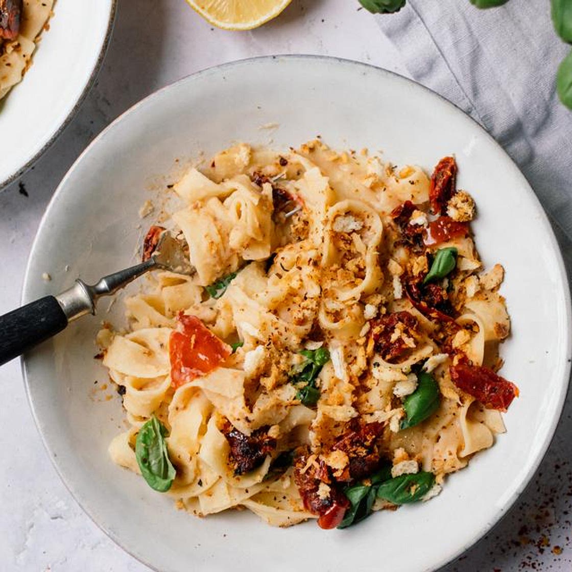 Pasta mit cremiger Soße aus weißen Bohnen und knusprigem Panko-Topping