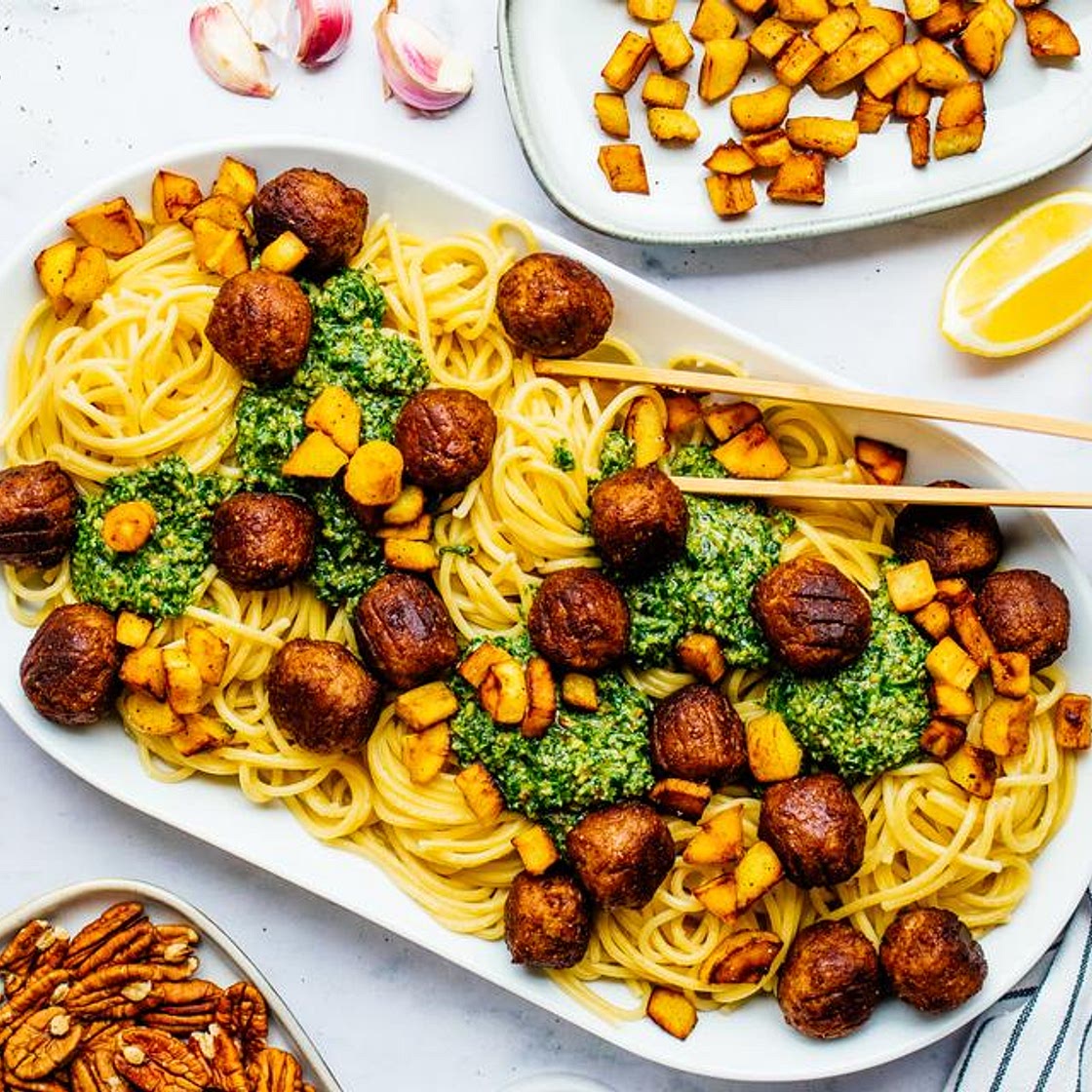 Spaghetti mit Rucola-Pesto, pflanzlichen Bällchen & knusprigen Pastinakenstückchen