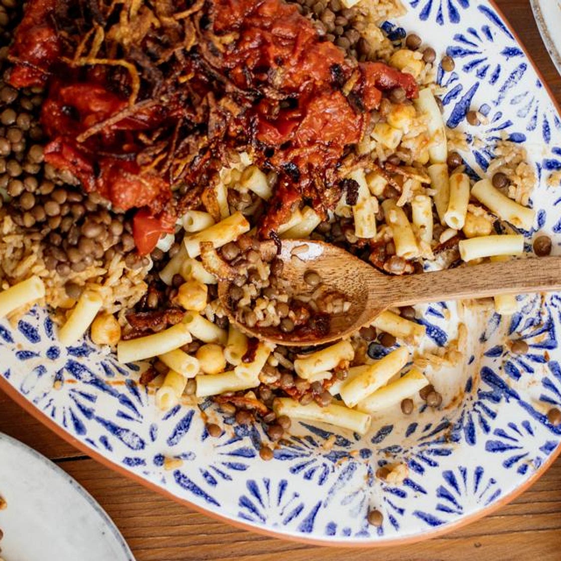 Veganes Kuschari (ein Traum von Nudeln, Reis, Linsen und Kichererbsen)