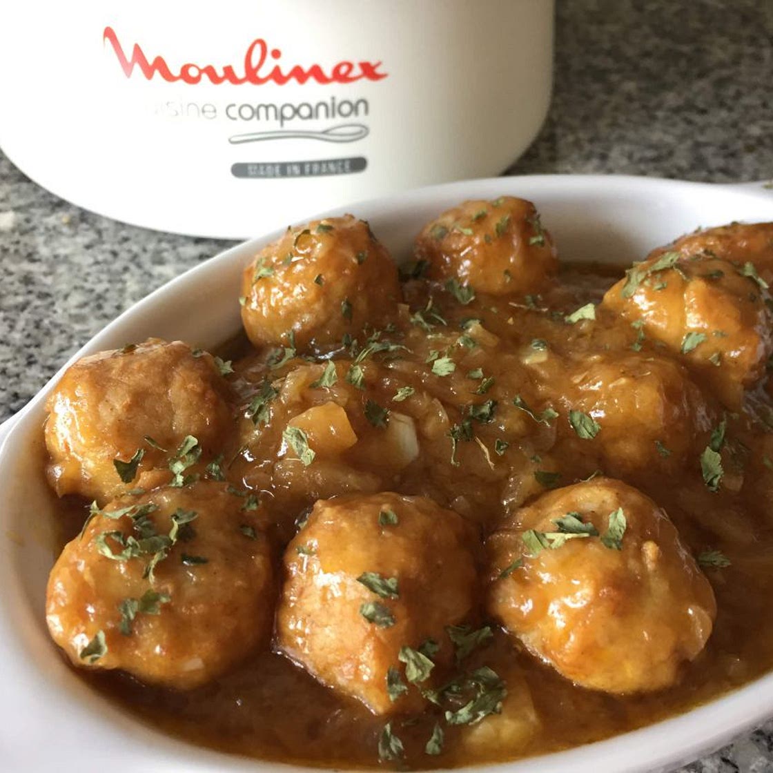 ALMÔNDEGAS DE FRANGO COM VINHO DO PORTO E MOLHO DE CEBOLA