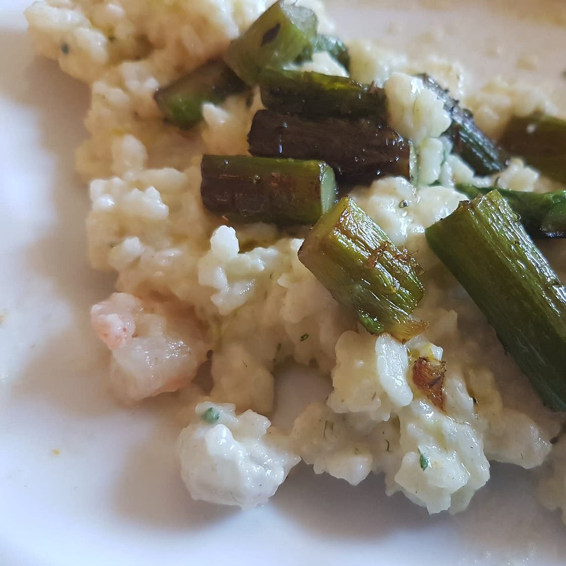 Rižota s porom, cvetačo in gamberi