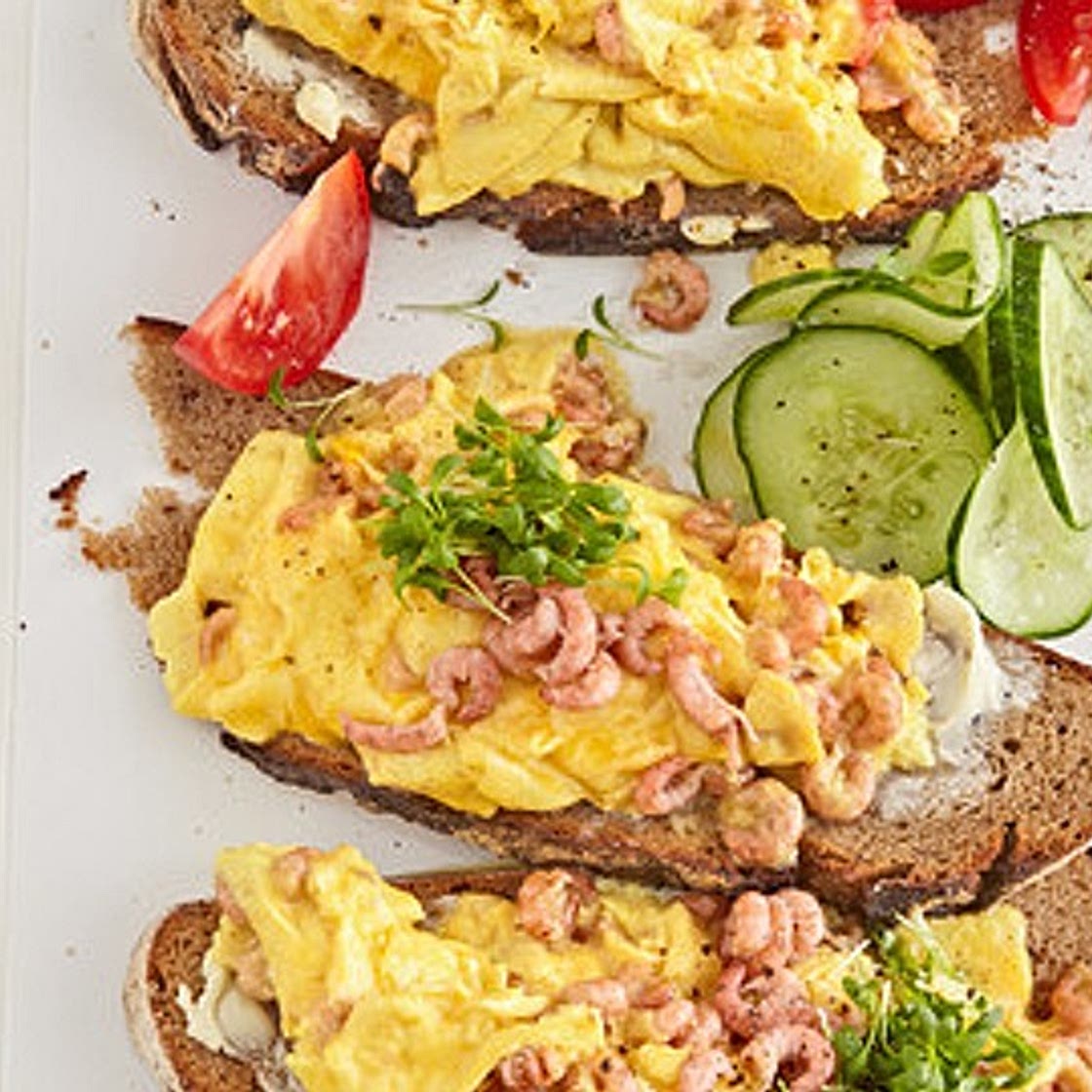Rührei mit Krabben und Dill auf Brot