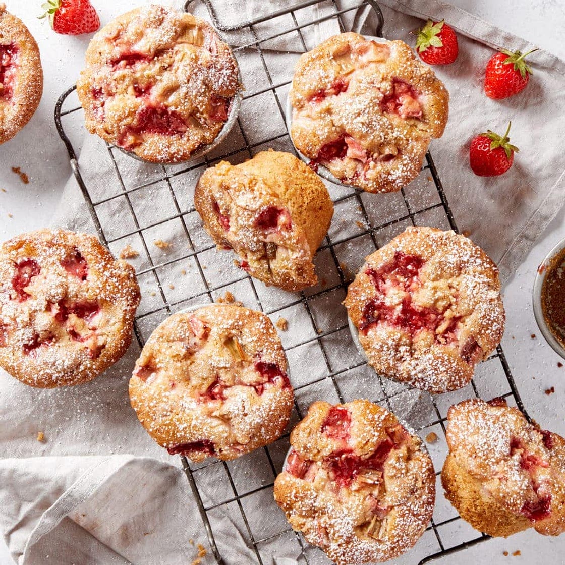 strawberry rhubarb crumble muffins
